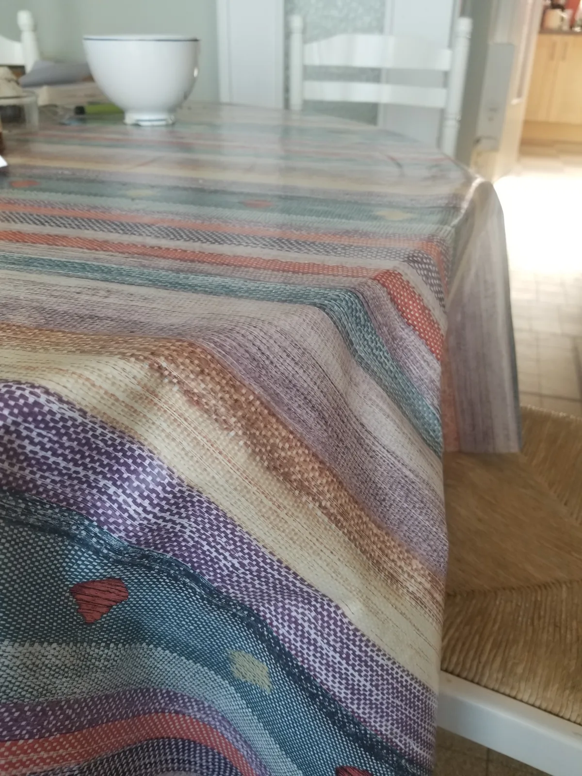 Vaxduk med diskret mönster på ett köksbord med vit skål.